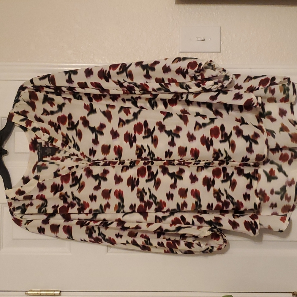 Chelsea &Theodore size 2X, beautiful print, high low. Arm pit to arm 26"